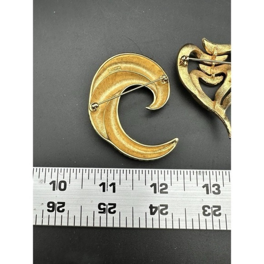 Vintage Set Gold-tone Monet Ribbed Crescent‎ Modernist Heart Large Brooch Pins - Picture 6 of 8